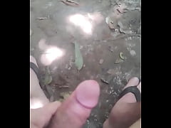 Play MP4 - O pau escapando no shorts no parque&period;