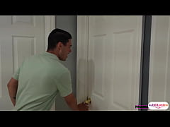 Play MP4 - Mi hijastro me vio masturb&aacute;ndome