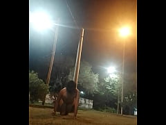 Play MP4 - Caminando como perra en celo en plaza publica