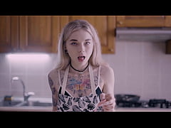 Play MP4 - This hot babe made more than just pizza