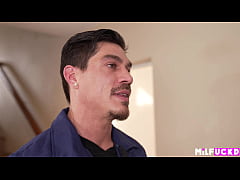 Play MP4 - Single MILF seduces the handyman