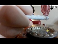 Play MP4 - Giantess Uses Tiny Men as Ashtray