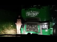 Play MP4 - salope a gros seins sur parking