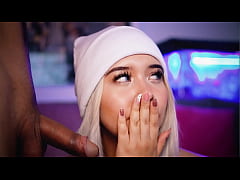 Play MP4 - Sexy blonde Valentina is eager to suck cock