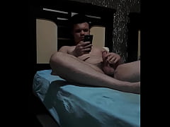 Play MP4 - Vendo um porn&ocirc; com coroas e batendo uma gostosa