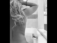 Play MP4 - Pussy oops in  bathtub &commat;shinycrystal20