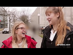 Play MP4 - Ersties&colon; Studentinnen mit R&ouml;cken haben Spa&szlig; im Seminarraum