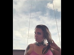 Play MP4 - Mulher tatuada quase vai expulsa da academia por usar top transparente com os bicos do peitos duros &excl; Ela disse q estava duro por est&aacute; com muito tesao no momento