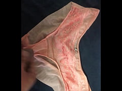 Play MP4 - 射在粉橘色網紗內褲上 分泌物帶點血