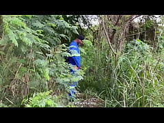Play MP4 - Seguiu o trabalhador no mato pra olhar ele mijar e acabou caindo de boca&period; v&iacute;deo completo no red