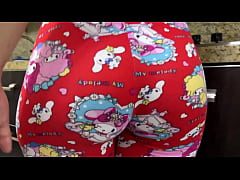 Play MP4 - mi hijastra de 18 a&ntilde;os cocinando que deliciosa vista me encanta ver su gran culo