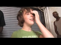 Play MP4 - Goofy white girl in da Hood