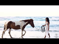 Play MP4 - Asian beauty&comma; Putri Cinta revealing her tanned pussy on a tropical beach