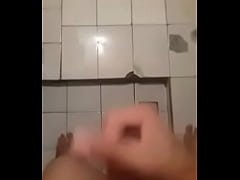 Play MP4 - una paja antes de ducharme