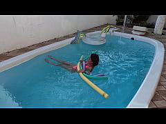 Play MP4 - Fudendo o rabo da ninfeta dentro da piscina - Kel Aguiar