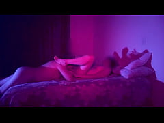 Play MP4 - Esposa desnuda en la cama jugando con amigo y esposo los graba