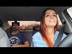 Play MP4 - Motorista de APP pega passageiro se masturbando por tr&aacute;s e deu pra ele no carro&excl;