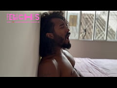 Play MP4 - Sarado canta &oacute;pera enquanto bate punheta