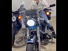 Play MP4 - Looking for a Harley that I want