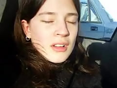 Play MP4 - Young girl fingers herself in car