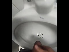 Play MP4 - Aquela mijada na esta&ccedil;&atilde;o&period;