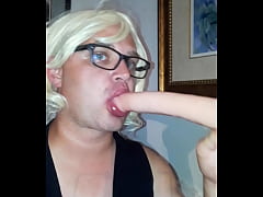 Play MP4 - take that dildo to the throat