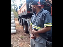 Play MP4 - Trabalhador se Masturbando na Obra escondido atr&aacute;s do Caminh&atilde;o da Empresa