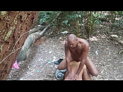 Play MP4 - Trabalhador se satisfaz comendo um cozinho no pelo