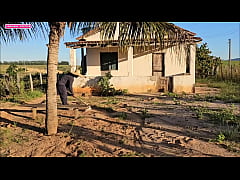Play MP4 - VIR MEU VIZINHO CAPINANDO SEU QUINTAL NO SOL QUENTE E ISSO MIM DEU MUITO TEZAO FUI PEDE AGUA SO DE TOALHA E ELE CAIU DE BOCA NA MINHA BUCETA GOZANDO COM MUITO PRAZER NO MEU CU