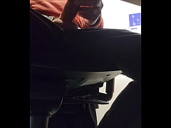 Play MP4 - Je me branle sous le bureau pendant une r&eacute;union en visio