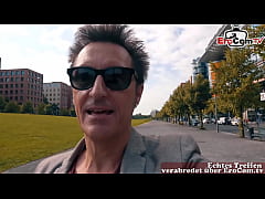 Play MP4 - Lustiger &auml;lterer deutscher Mann trifft su&szlig;e studentin touristin auf der stra&szlig;e und fickt sie