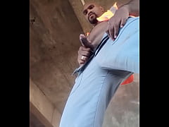 Play MP4 - Trabalhador filma se masturbando na obra