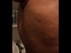 Play MP4 - black girl pees for the camera