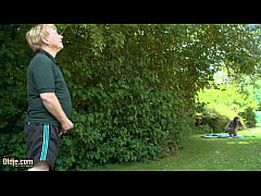 Play MP4 - Hot brunette has sex in the park