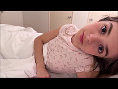 Play MP4 - Compartiendo la cama con la peque&ntilde;a hermanastra