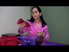 Play MP4 - Anna unpacks and reviews gifts from JoyHub