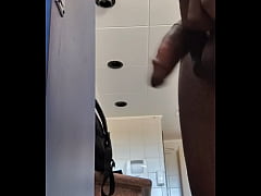 Play MP4 - Quase levei um flagra exibindo meu pau no banheiro do trabalho
