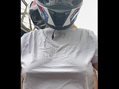 Play MP4 - Motogirl mulher da 99 pega passageiro homem e pede pra ele co&ccedil;ar os bico dos seus peitos enquanto pilota &excl; Ele fica com pau duro encima da moto e goza nela toda &excl;