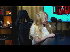 Play MP4 - A Branquinha da Viamms ficou de quatro na mesa do Podcast&comma; a calcinha t&atilde;o pequena que mostrou sua buceta toda&comma; muito tesuda - P&aacute;pum no Barraco&excl;