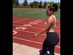 Play MP4 - Morena bunduda de legging