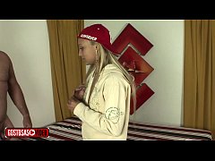 Play MP4 - Invadi o quarto do pai da minha amiga e ele estava pelado