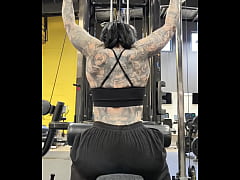 Play MP4 - Lat pulldown with muscle step MOMMY