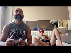 Play MP4 - Jogando videogame com o meu namorado&comma; ele socou o controle na minha buceta e meteu no meu cuzinho