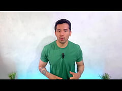 Play MP4 - Coach maduro musculoso termina siendo penetrado por el nuevo joven dotado del gym&excl; Relato sexual