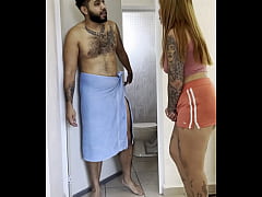 Play MP4 - SE TARDA EN EL BA&Ntilde;O Y LE QUIT&Oacute; LA TOALLA PARA VER SU PENE