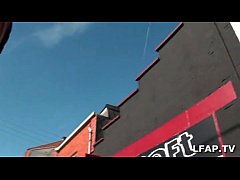 Play MP4 - Belle mature montre ses beaux gros seins dans un sexshop