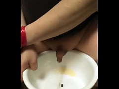 Play MP4 - 愛ちゃんのオシッコ