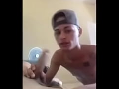 Play MP4 - Hetero se la deja chupar