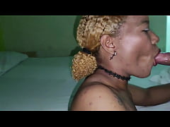Play MP4 - Que rico que me lo chupa esta ebony que le encanta probar pene con todo el placer