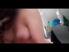 Play MP4 - miren el par de tetas naturales de mi hermosa amiga&comma; la llame y vino ido para que se las tocara y apretara